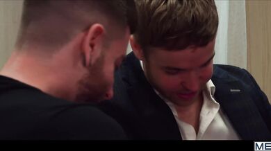 Coppia di versatili cazzuti fa sesso orale e anale