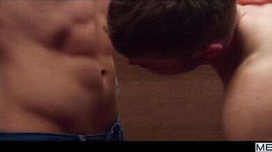 Coppia di versatili cazzuti fa sesso orale e anale