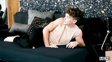 Ingoia lo sperma dell'amico che lo ha inculato