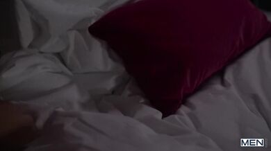 Muscoloso quarantenne incula giovane fidanzato