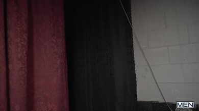 Obbligato a succhiare due cazzoni