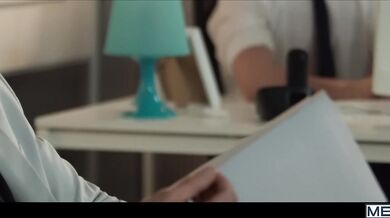 Fa un pompino al suo capo e ne beve la sborra