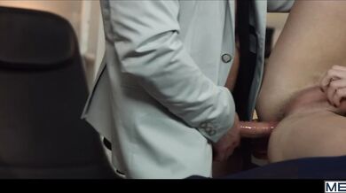 Fa un pompino al suo capo e ne beve la sborra