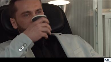 Fa un pompino al suo capo e ne beve la sborra