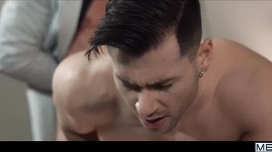 Fa un pompino al suo capo e ne beve la sborra