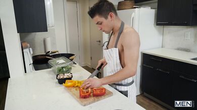 Ragazzo inculato mentre sta cucinando