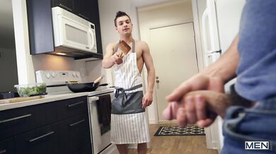 Ragazzo inculato mentre sta cucinando