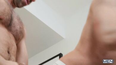 Bel ragazzo tuttofare gay per marito solo