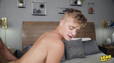 Bruno tatuato fotte in culo l'amichetto