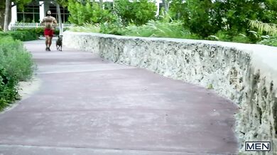 Passivo attraente concede il culo a bruno peloso