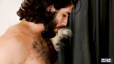 Passivo attraente concede il culo a bruno peloso