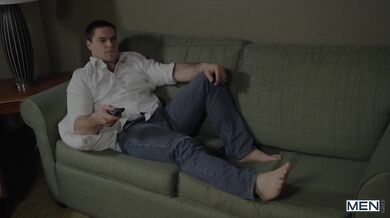 La moglie gli fa una sorpresa...un bel cazzo!