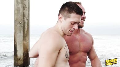 Inculato sul divano si sega e viene