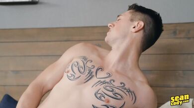 Inculato sul divano si sega e viene