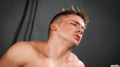 Bel ventenne si fa fottere il culo