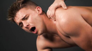 Bel ventenne si fa fottere il culo