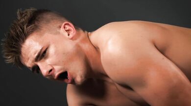 Bel ventenne si fa fottere il culo