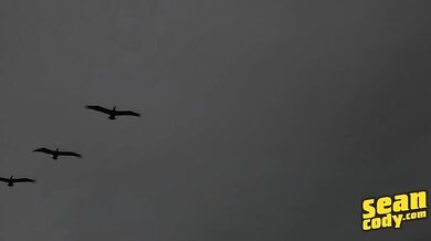 Inculato da muscoloso abbronzato