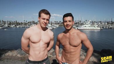 Muscolosi eccitati si succhiano il cazzo e si sbattono il culo