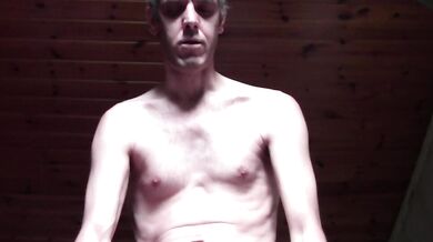 Grande sborrata dopo un imbranato spogliarello fronte/retro!