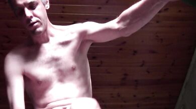 Grande sborrata dopo un imbranato spogliarello fronte/retro!