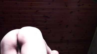 Grande sborrata dopo un imbranato spogliarello fronte/retro!