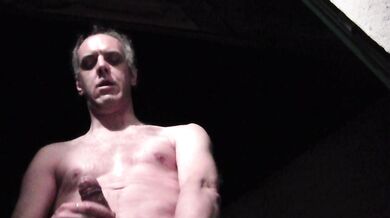 Sborrata notturna sul terrazzo di una camera d'albergo!