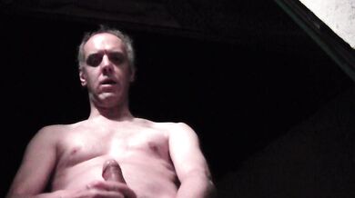 Sborrata notturna sul terrazzo di una camera d'albergo!