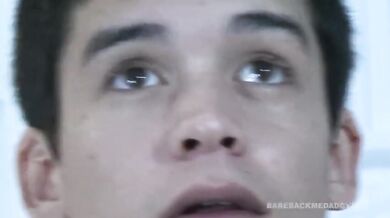 Twink latino pompa grosso cazzo e poi lo prende in culo