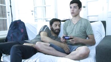 Twink latino pompa grosso cazzo e poi lo prende in culo