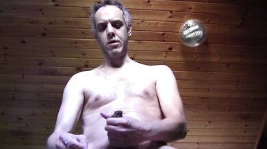 Biotto ti mostra il seno mentre si masturba come un ciula