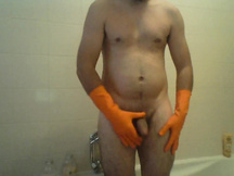Sega con guanti di gomma arancioni