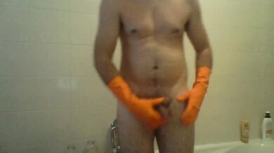 Sega con guanti di gomma arancioni