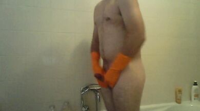 Sega con guanti di gomma arancioni