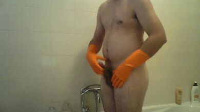 Sega con guanti di gomma arancioni