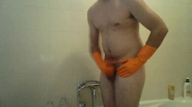 Sega con guanti di gomma arancioni