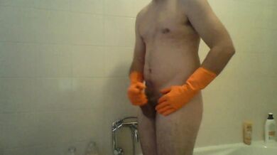 Sega con guanti di gomma arancioni