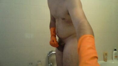 Sega con guanti di gomma arancioni