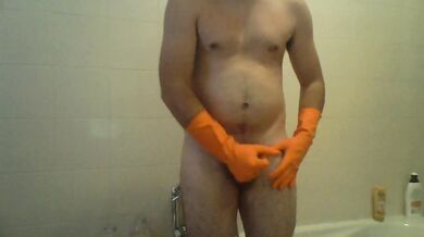 Sega con guanti di gomma arancioni