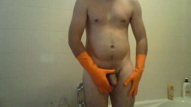 Sega con guanti di gomma arancioni