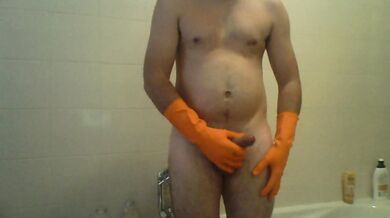 Sega con guanti di gomma arancioni