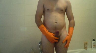 Sega con guanti di gomma arancioni