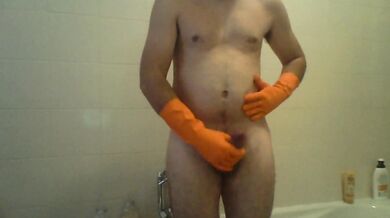 Sega con guanti di gomma arancioni