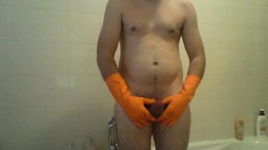 Sega con guanti di gomma arancioni