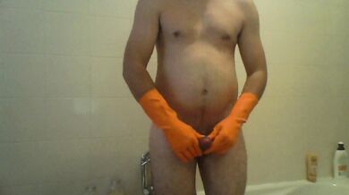 Sega con guanti di gomma arancioni