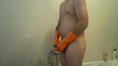 Sega con guanti di gomma arancioni