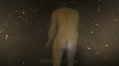 Mi piace esibirmi nudo