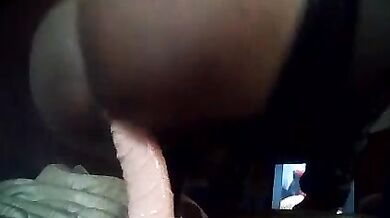 Kiko gioca con un dildo