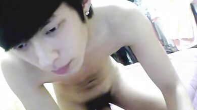 Twink asiatico carino... strip & sega in webcam
