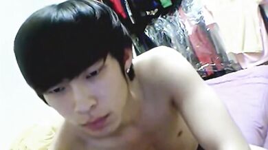 Twink asiatico carino... strip & sega in webcam